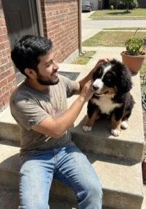 Cliente feliz recibiendo un cachorro de Boyero de Berna (Bernese Mountain Dog) en AmoraPets.