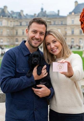 Cachorro Cocker Spaniel negro entregado en París, Francia. Exportación internacional de mascotas desde Colombia con AmoraPets.