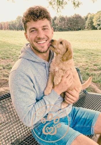 Chico joven recibiendo un cachorro Goldendoodle color miel en El Retiro, Antioquia. Entrega de mascota de compañía por AmoraPets en el Oriente.
