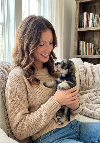 Cachorro Schnauzer Miniatura entregado en Bogotá. Perro hipoalergénico ideal para apartamento en la capital, de AmoraPets con envío seguro.