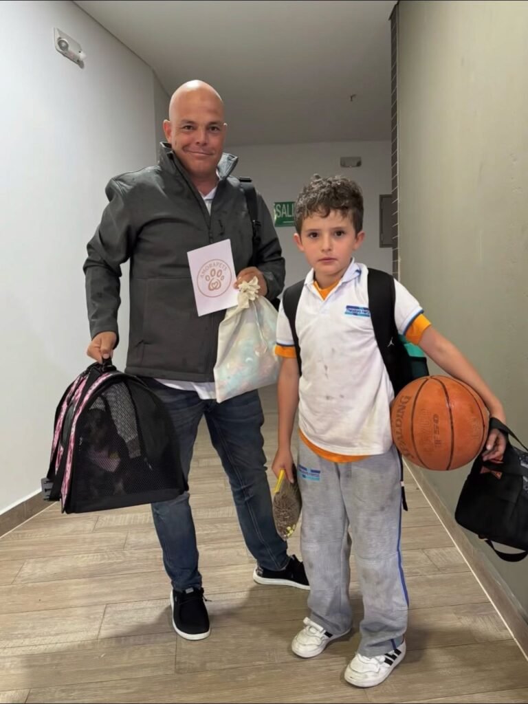 Impresionante cachorro Teckel (Dachshund) miniatura de color exótico Blue Merle, criado por AmoraPets en Envigado, Antioquia, Colombia. Un ejemplar de lujo con genética Premium.