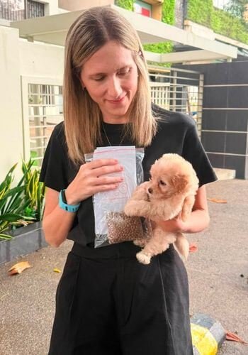 Cliente feliz con su Maltipoo entregado en Cali por AmoraPets