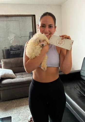 Cliente feliz con su Maltipoo entregado en Medellín por AmoraPets