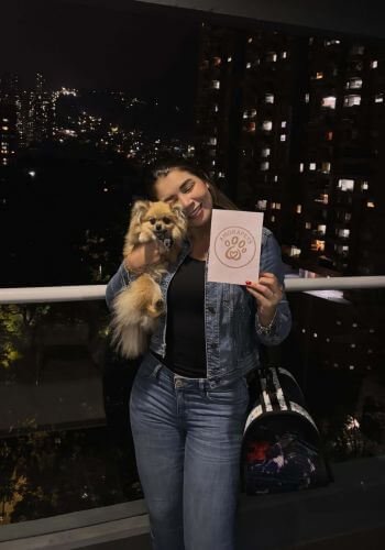 inicio Cliente feliz con su cachorro Pomerania entregado por AmoraPets en Colombia