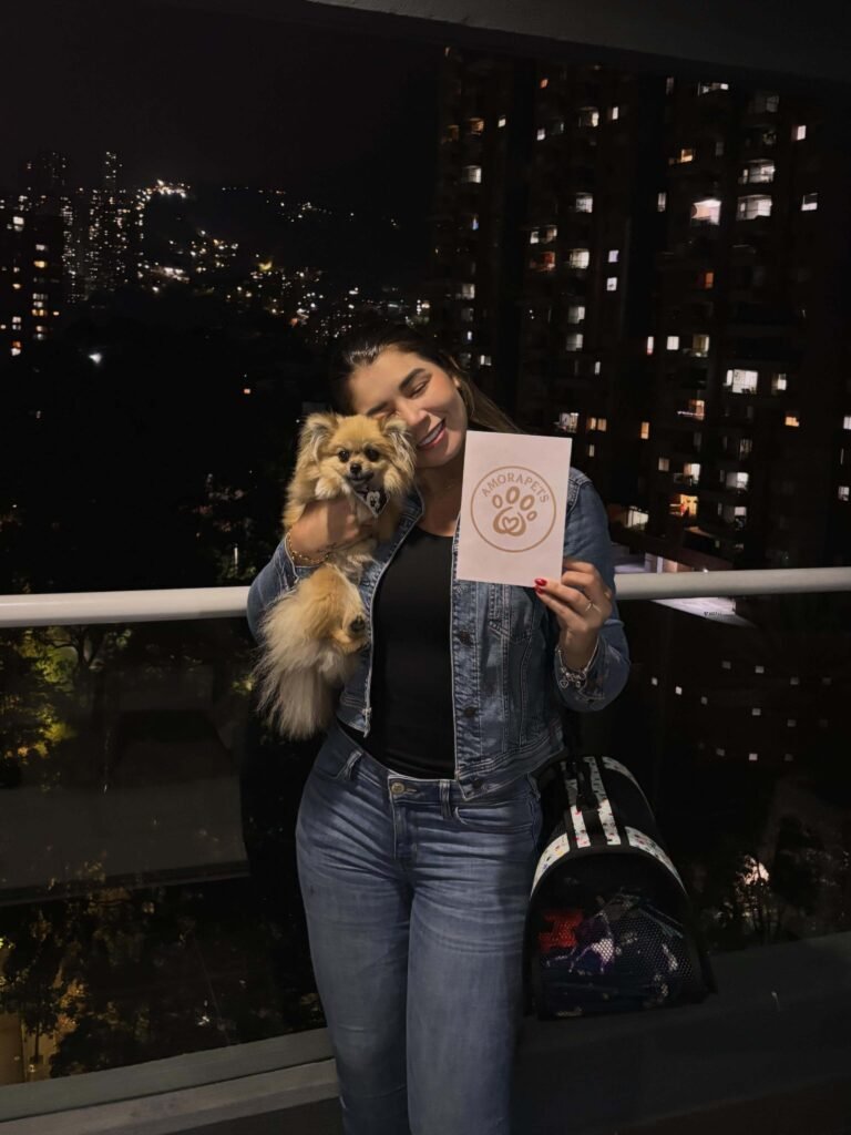 Familia feliz recibiendo su cachorro Pomerania de AmoraPets en Colombia