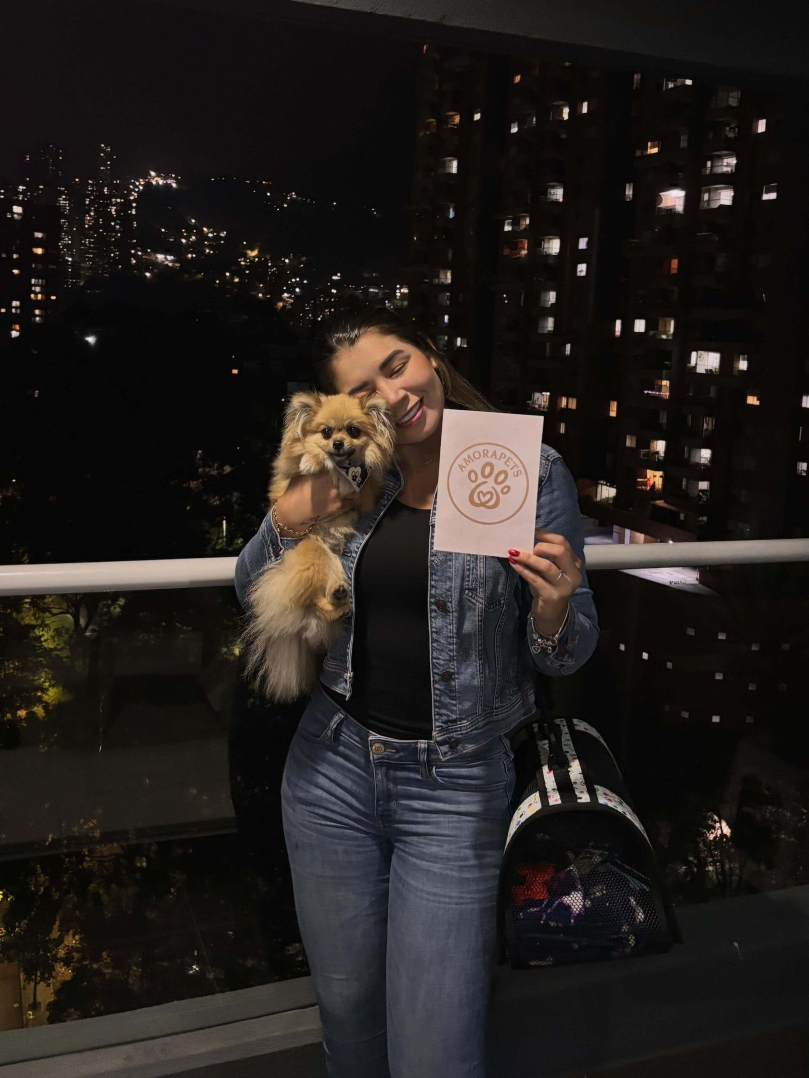 Familia feliz recibiendo su cachorro Pomerania de AmoraPets en Colombia
