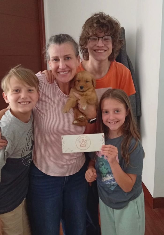 inicio Familia feliz recibiendo su cachorro Golden Retriever de raza pura, entrega de AmoraPets en Colombia