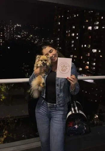 Cachorros para Navidad Familia feliz recibiendo su cachorro Pomerania de AmoraPets en Colombia